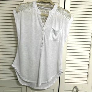 White Lace round hem top Size small. NWOT